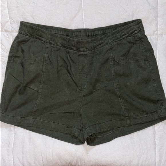 Old Navy Green Cargo Shorts Relaxed Fit Elastic Waist - Picture 1 of 4